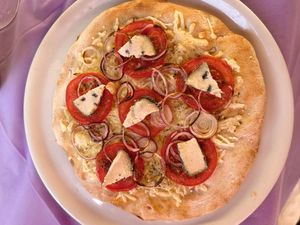 Pizza gorgonzola vegano pomodo e cipolla  at Ristoro Dantesca in Pisa