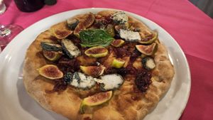 Pizza con fichi, cipolla caramellata, e gorgonzola veg at Ristoro Dantesca in Pisa