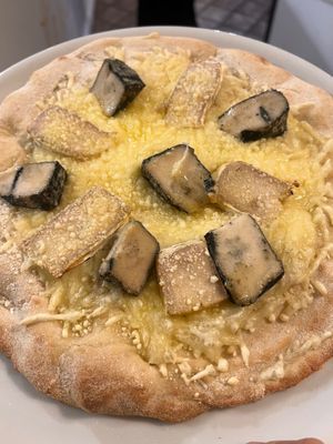 Pizza 4 formaggi veg  at Ristoro Dantesca in Pisa