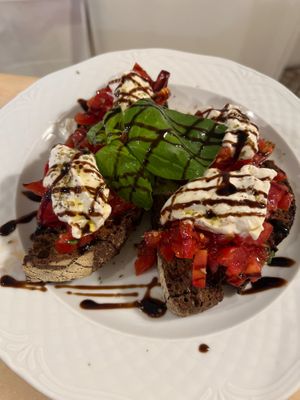 Bruschetta stracciatella veg pomodorini e aceto balsamico  at Ristoro Dantesca in Pisa
