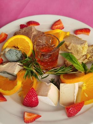 Tagliere con miele (veg anche quello!) at Ristoro Dantesca in Pisa