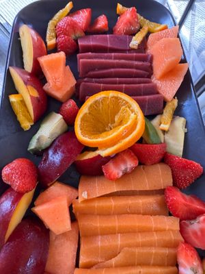 Sashimi vegan con salmone veg e tonno veg e frutta di stagione  at Ristoro Dantesca in Pisa