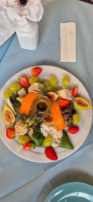 Fully vegan cheese board at Ristoro Dantesca in Pisa