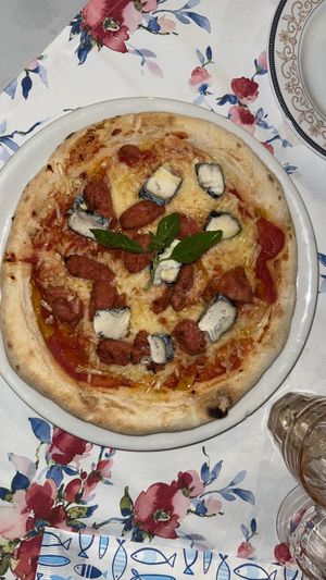 vegane Pizza mit Gorgonzola und Salsiccia  at Ristoro Dantesca in Pisa