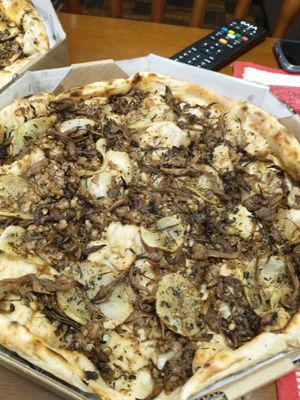 Shimeji, farofa de castanha do Pará com alho, requeijão de castanha, lâmina de batata inglesa at Fermentô in Porto Alegre