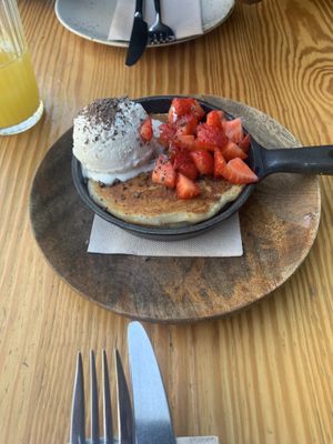 Pancakes with their homemade vanilla ice at Orteá - Vegan Collective in Lisbon