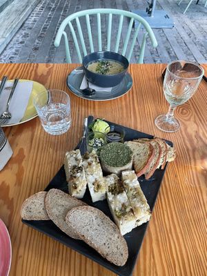 Bread platter & cheese at Orteá - Vegan Collective in Lisbon