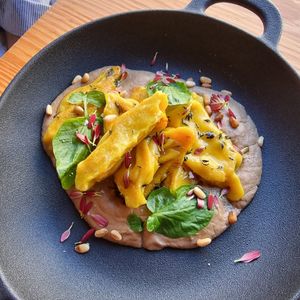 Ravioles com alho negro at Orteá - Vegan Collective in Lisbon