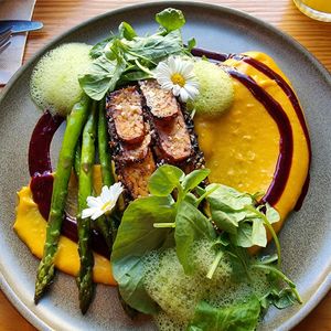 Tofu ao sesamo com lascas de tempeh at Orteá - Vegan Collective in Lisbon