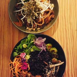 Pad thaï + Tribo at Orteá - Vegan Collective in Lisbon