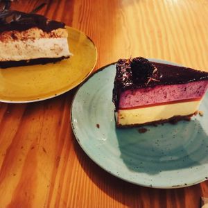 Cheesecake snickers + cheesecake blackberry and passion fruit at Orteá - Vegan Collective in Lisbon