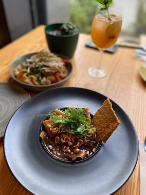 Bella Ciao e Pad Thai 😋😋😋  at Orteá - Vegan Collective in Lisbon