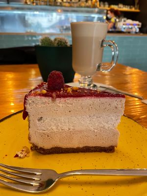 White chocolate and red fruits cake at Orteá - Vegan Collective in Lisbon