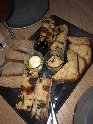 pães variados com pastas deliciosas!   at Orteá - Vegan Collective in Lisbon