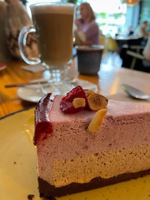 Red fruits and peanuts cake at Orteá - Vegan Collective in Lisbon