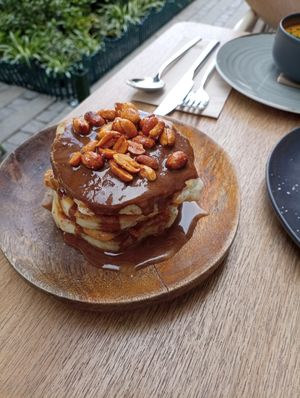 Snickers pancake at Orteá - Vegan Collective in Lisbon