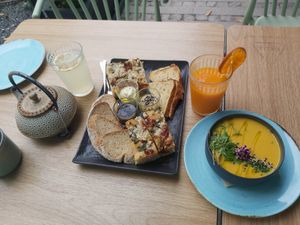 Entradas sopa e bebidas at Orteá - Vegan Collective in Lisbon