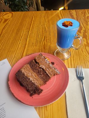 Ferreo rocher cake (very rich but delish 4/5) with blue spirulina latte (pretty but not much flavor, 2/5) at Orteá - Vegan Collective in Lisbon