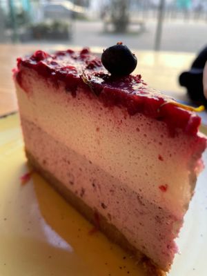 Red fruit cheesecake at Orteá - Vegan Collective in Lisbon