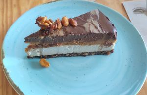 Snickers cake at Orteá - Vegan Collective in Lisbon