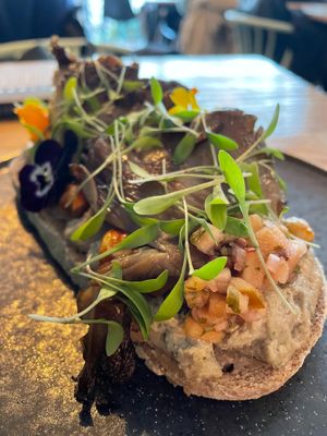 Bruchetta plantae - Cream cheese, roasted pumpkin, apple pickles, pleurotus mushrooms, caramelizes hazelnuts with oreange at Orteá - Vegan Collective in Lisbon