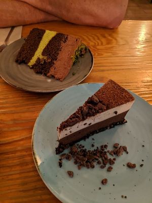 Torte und Tiramisu (unten) at Orteá - Vegan Collective in Lisbon