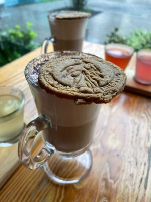 Brunch - Coffee, milk and a delicious cookie at Orteá - Vegan Collective in Lisbon