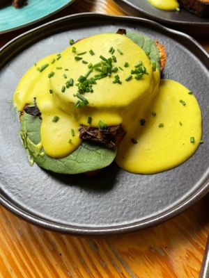 Brunch - Eggs benedict at Orteá - Vegan Collective in Lisbon