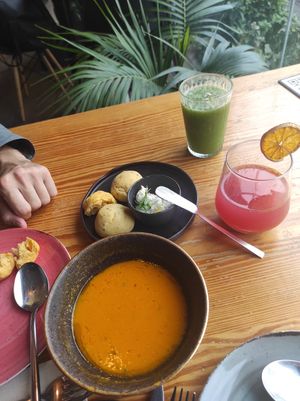 Soup and bread starter at Orteá - Vegan Collective in Lisbon