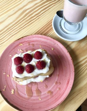 French toast with pink latte at Orteá - Vegan Collective in Lisbon
