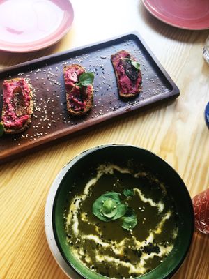 pea soup + hummus and tempeh bacon bruschettas at Orteá - Vegan Collective in Lisbon
