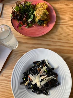 Black pasta and mushrooms burguer at Orteá - Vegan Collective in Lisbon