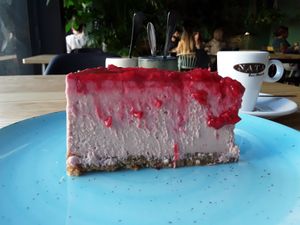 Raw raspberrie cake at Orteá - Vegan Collective in Lisbon
