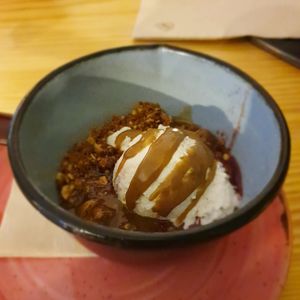 Berry skillet with ice cream at Orteá - Vegan Collective in Lisbon