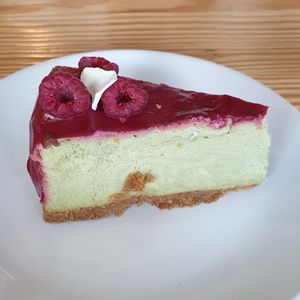 Matcha and raspberry cheesecake at Orteá - Vegan Collective in Lisbon