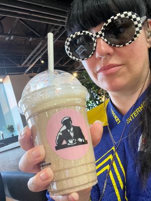 So good banana and peanut butter smoothie with mil made from peas! Delicious 💚🌱 at NCE - Joe & The Juice - T1 in Nice