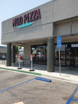 it actually is super fast at Mod Pizza in Simi Valley