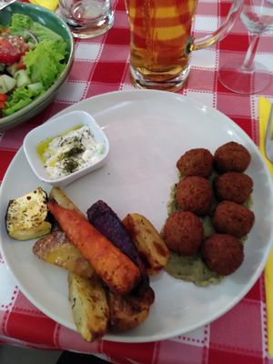 Full falafel experience (salad on side) at Captain's Table in Terceira