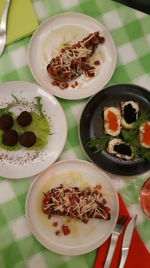 Bruschetta mit veganem Käse, Falafel und veganer Kaviar at Captain's Table in Terceira