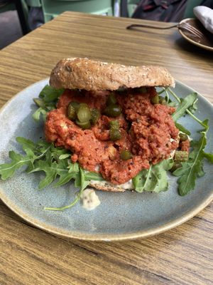 Vegan filet american op een bagel at Nissa cafe in Hillegom