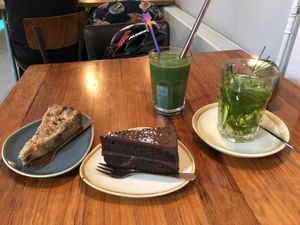 green smoothie, summer tea, apple crumble, „death by chocolate“ at Nissa cafe in Hillegom