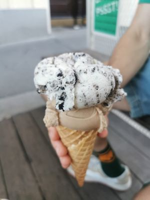 Cookies (top) and hazelnut (bottom) ice cream at Veganista Ice Cream VI in Vienna