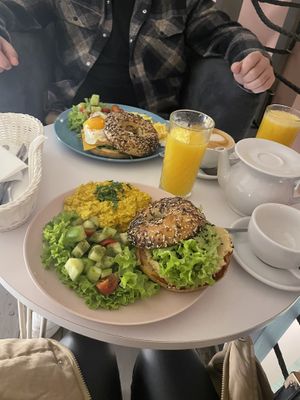 Hummus & avocado bagel with scrambled tofu #Veganuary at Cakester Cafe in Krakow