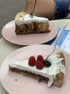 Banoffeee Kuchen (hinten) at Cakester Cafe in Krakow