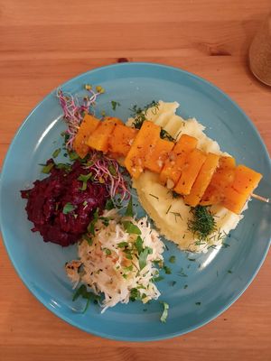 Szaszłyk dyniowy w czosnku z puree i surówkami at Vegan Spot in Elblag