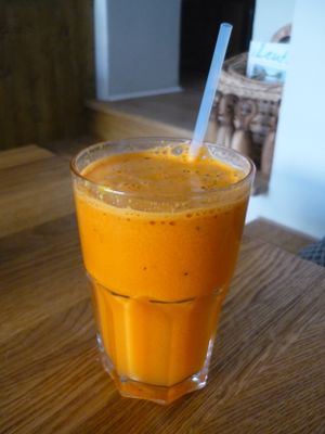 Fresh juice with orange and ginger at Iss Dich Glücklich in Munich