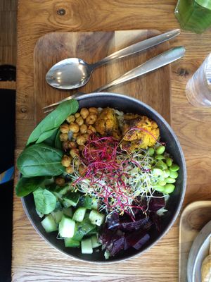 Weekend bowl mit Apfel dressing  at Iss Dich Glücklich in Munich