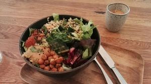 Byron bowl - hummus, chickpeas, sweet potato, beetroot, brown rice, salad, cucumber at Iss Dich Glücklich in Munich
