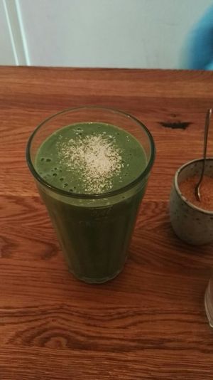 Green detox smoothie at Iss Dich Glücklich in Munich