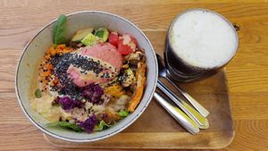 Bowl of the day & matcha oat latte at Iss Dich Glücklich in Munich